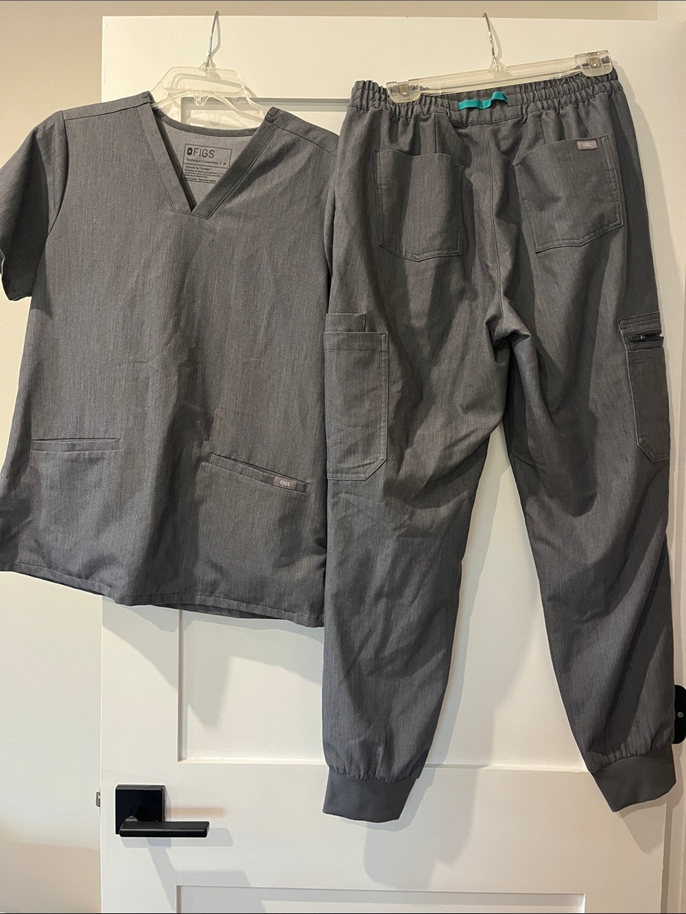 Figs Women’s Dark Gray Scrub Top and Jogger Pants Medium
